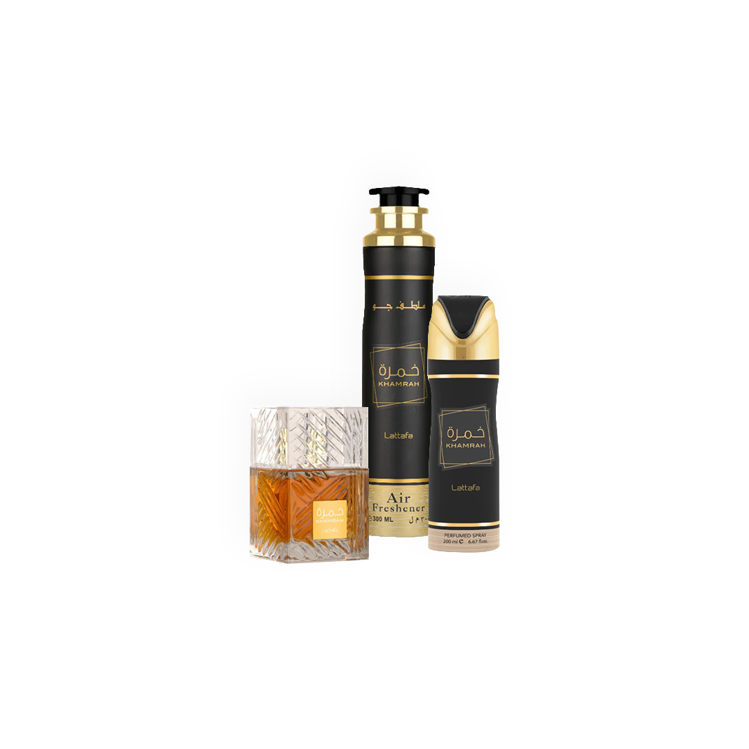 Set Parfum Khamrah - Lattafa. Coffret comprenant une eau de parfum 100ml dans un flacon élégant en verre texturé, un spray parfumé de 200ml et un désodorisant d'air assorti de 300ml. Design noir et doré luxueux, avec des accents orientaux raffinés. Fragrance riche et épicée, parfaite pour une ambiance sophistiquée et élégante.