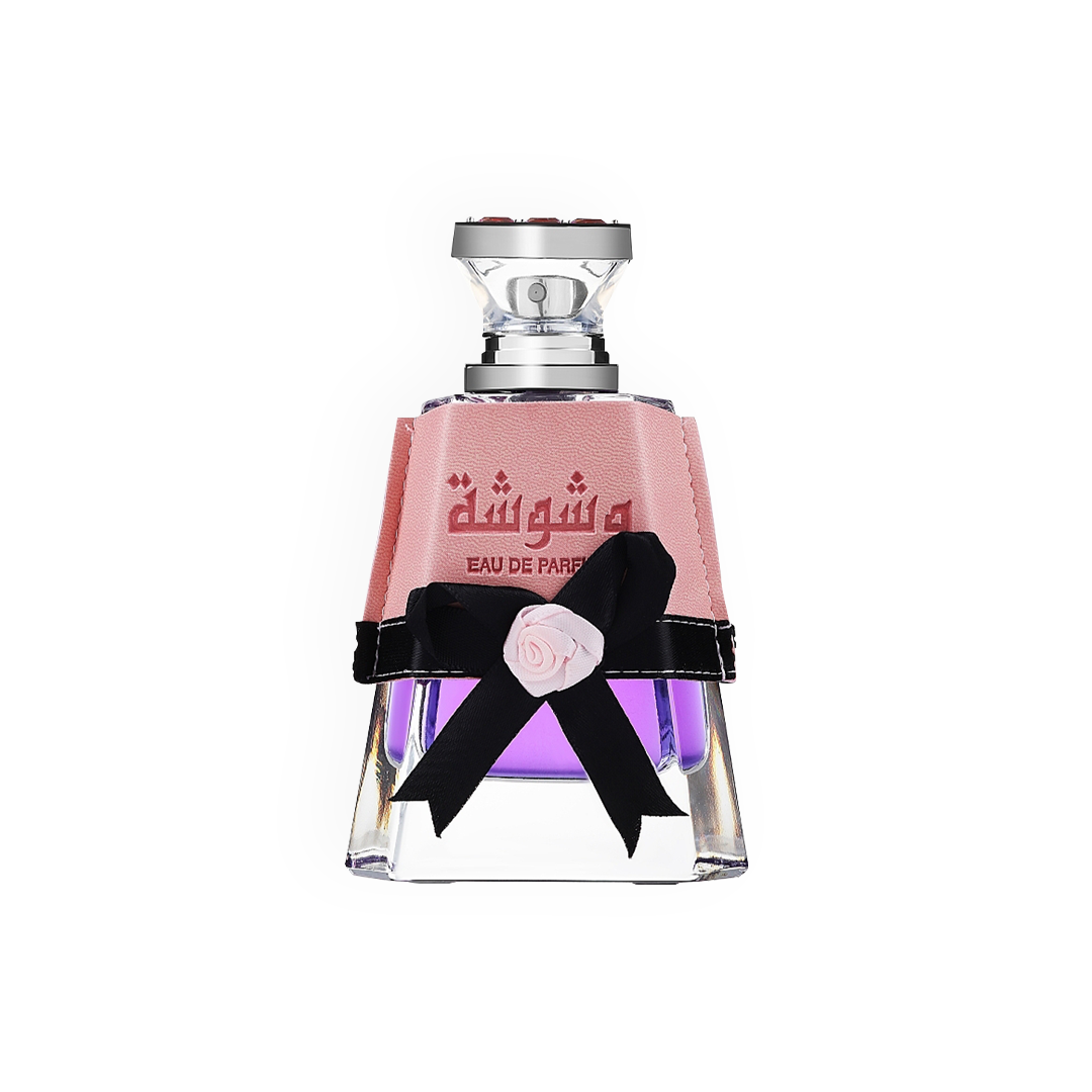 Flacon de parfum Washwashah par Lattafa, orné d'une décoration rose avec un ruban noir et une fleur, illustrant son raffinement.