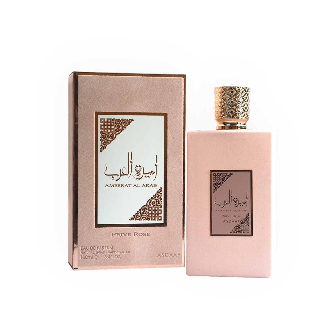 Parfum Ammeerat Al Arab Privé Rose 100ml - Asdaaf. Flacon élégant rose poudré avec un bouchon doré gravé, accompagné de sa boîte assortie ornée de motifs arabesques raffinés. Eau de parfum pour femme, senteur délicate et envoûtante à base de rose. Idéal pour les amateurs de parfums orientaux luxueux.
