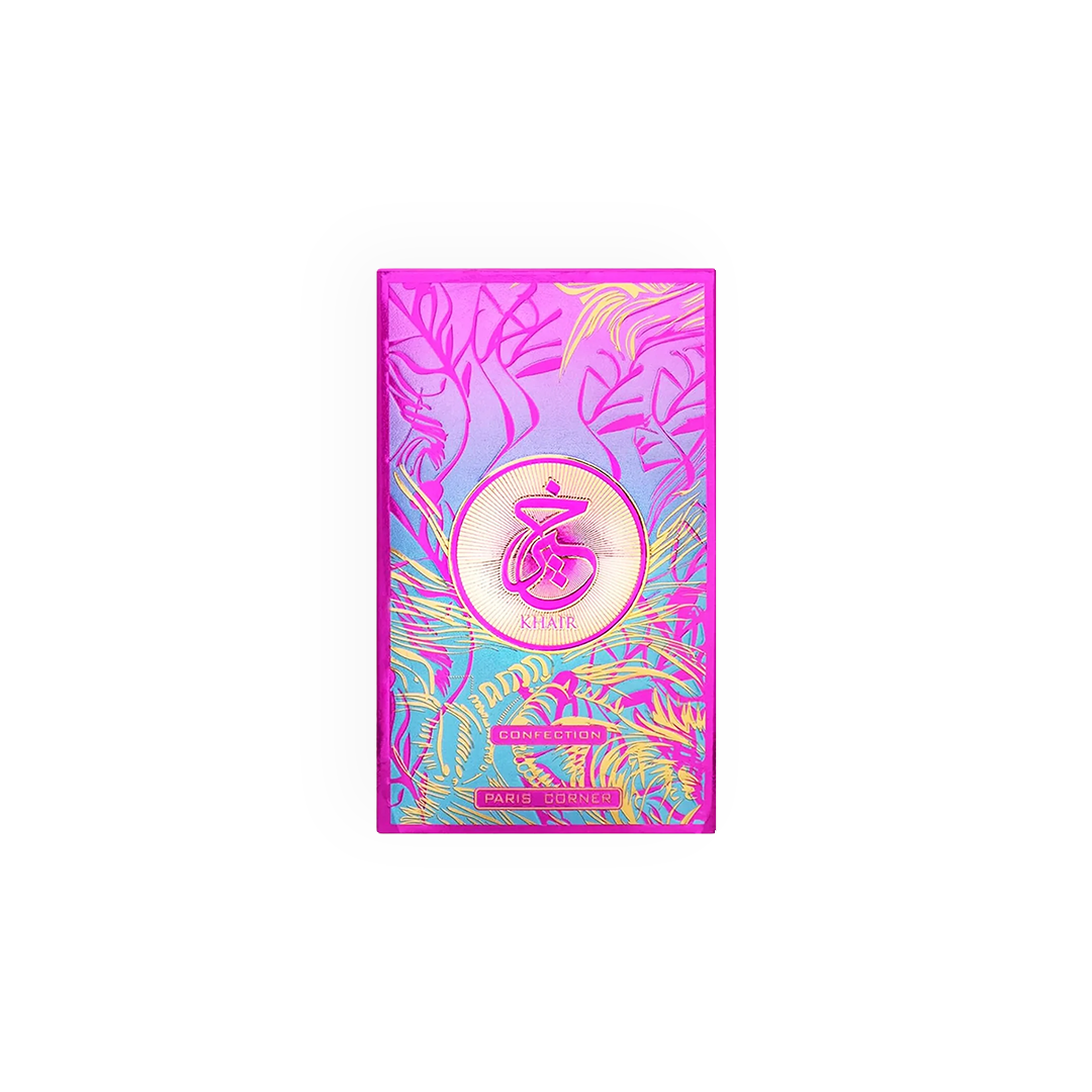 Boîte du parfum Khair Confection 100ml par Paris Corner, décorée de motifs roses et dorés exotiques, mettant en valeur un logo élégant.