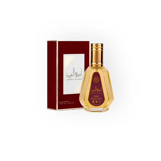 Un flacon de parfum doré appelé "Ameerat Al Arab" de la marque Asdaaf. Le flacon, au design luxueux et élancé, est orné de détails dorés et d’une étiquette centrale rouge avec des inscriptions en arabe et en anglais. L’emballage extérieur, richement décoré, est d’une couleur bordeaux profonde avec des accents dorés et blancs, ajoutant une touche d’élégance et de raffinement à ce parfum de 50 ml.