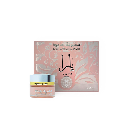 Crème parfumée Vaseline Yara Rose 20g - Lattafa, présentée dans un petit pot élégant avec un couvercle doré, accompagnée de son emballage rose orné de motifs floraux raffinés.