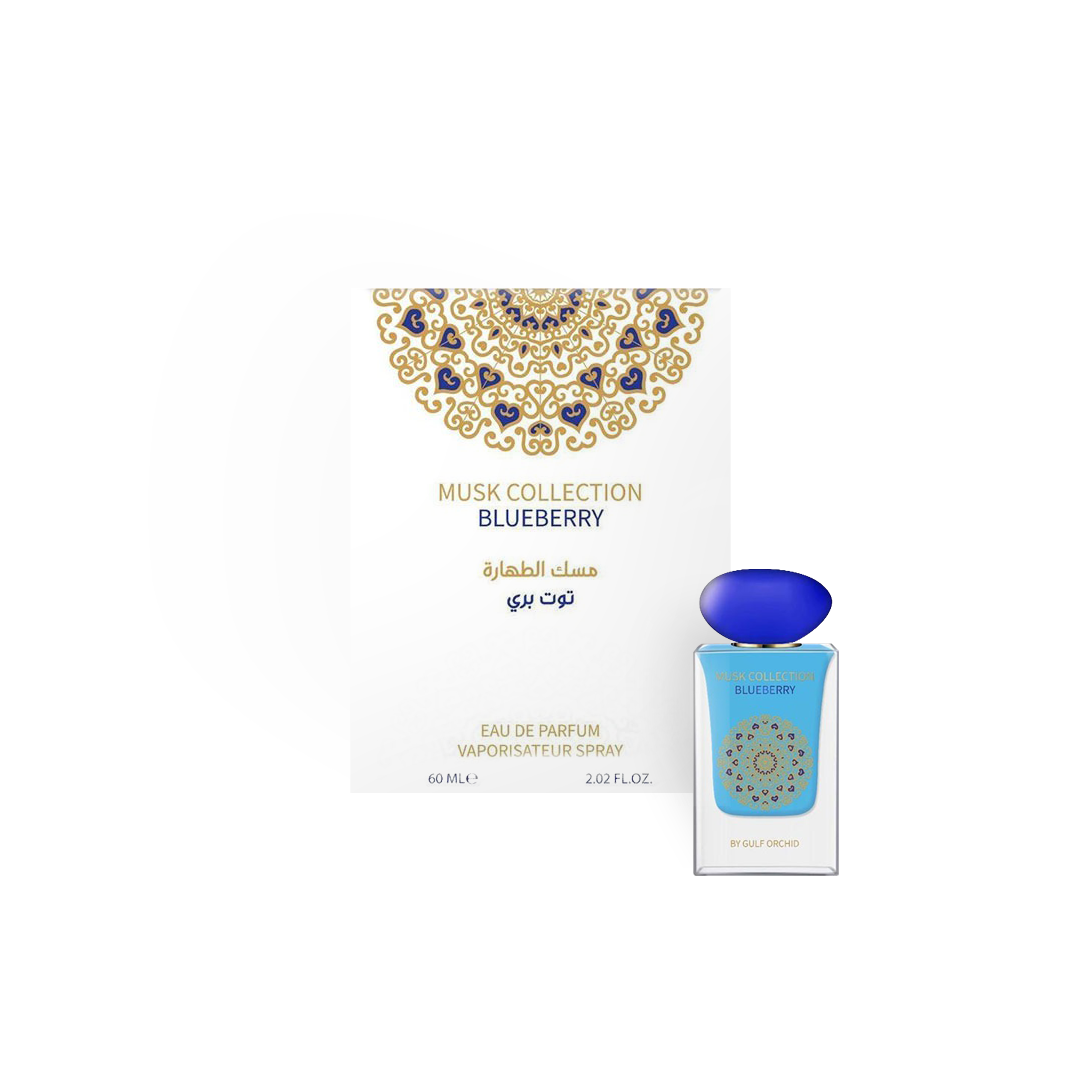 arfum Blueberry Musk 60ml - Gulf Orchid. Flacon élégant bleu avec un bouchon arrondi assorti, accompagné d'une boîte blanche ornée de motifs dorés et bleus. Eau de parfum fraîche et fruitée avec des notes dominantes de musc et de myrtille. Parfum léger et raffiné idéal pour un usage quotidien.