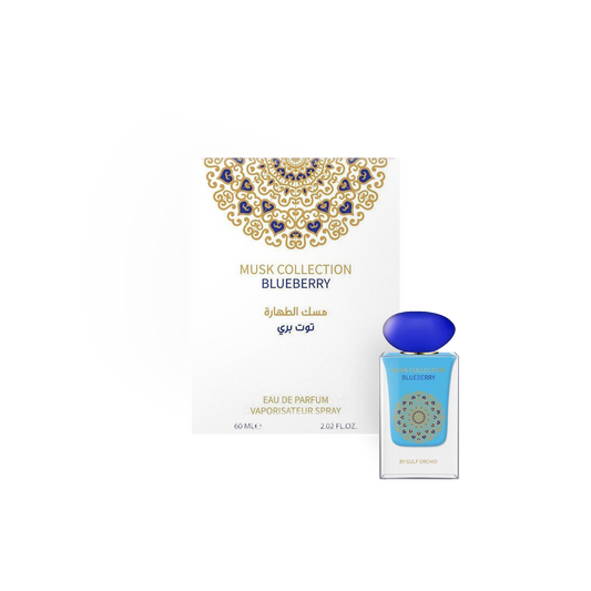 arfum Blueberry Musk 60ml - Gulf Orchid. Flacon élégant bleu avec un bouchon arrondi assorti, accompagné d'une boîte blanche ornée de motifs dorés et bleus. Eau de parfum fraîche et fruitée avec des notes dominantes de musc et de myrtille. Parfum léger et raffiné idéal pour un usage quotidien.