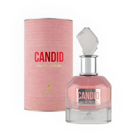 arfum Candid 100ml - Maison Alhambra. Flacon transparent élégant avec une teinte rose délicate et un bouchon en cristal taillé, accompagné d'un étui cylindrique rose poudré. Eau de parfum pour femme, fragrance douce et sophistiquée aux notes florales et féminines. Parfait pour un style raffiné et intemporel.