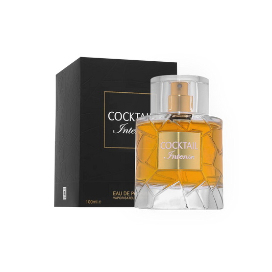 Parfum Cocktail Intense 100ml - Fragrance World. Flacon en verre transparent au design géométrique avec un jus doré ambré, accompagné d'une boîte noire élégante avec des détails dorés. Eau de parfum mixte aux notes intenses, chaudes et sophistiquées, idéale pour une allure élégante et envoûtante. Parfait pour les occasions spéciales.