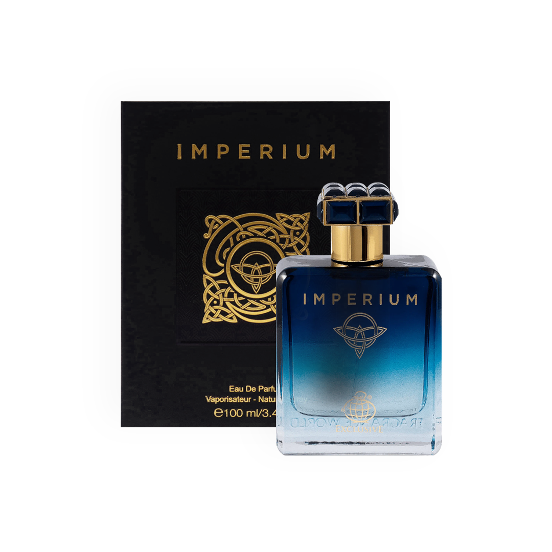 Ce visuel montre le parfum Imperium de Fragrance World avec son packaging complet. Le flacon bleu élégant est accompagné d'une boîte noire ornée de motifs dorés complexes, représentant un design artistique et majestueux.