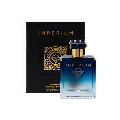 Ce visuel montre le parfum Imperium de Fragrance World avec son packaging complet. Le flacon bleu élégant est accompagné d'une boîte noire ornée de motifs dorés complexes, représentant un design artistique et majestueux.