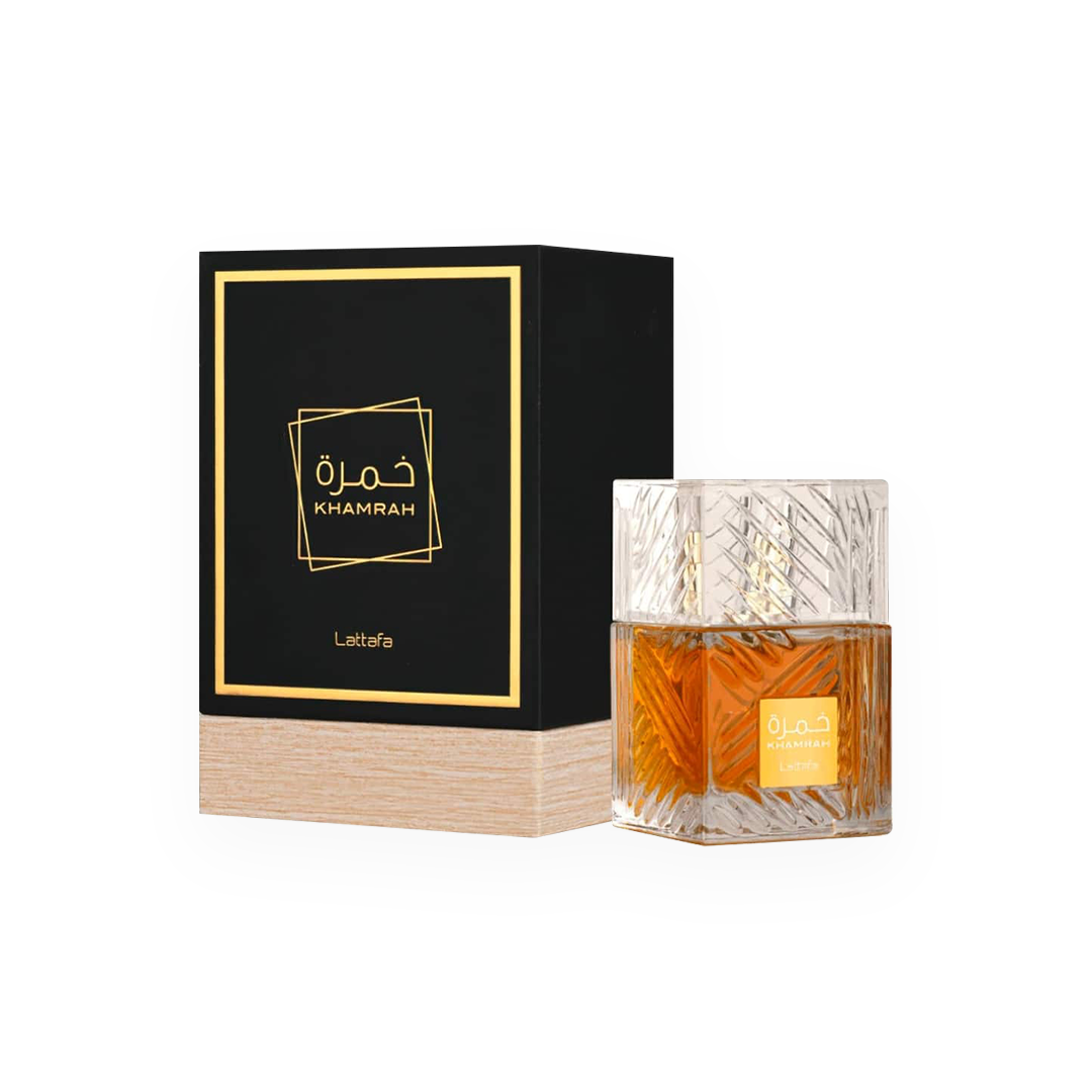 Eau de Parfum Khamrah 100ml de Lattafa, présentée dans un flacon en verre texturé raffiné, accompagnée d'une boîte noire élégante ornée de détails dorés et d'une base en bois.