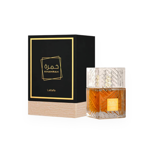 Eau de Parfum Khamrah 100ml de Lattafa, présentée dans un flacon en verre texturé raffiné, accompagnée d'une boîte noire élégante ornée de détails dorés et d'une base en bois.