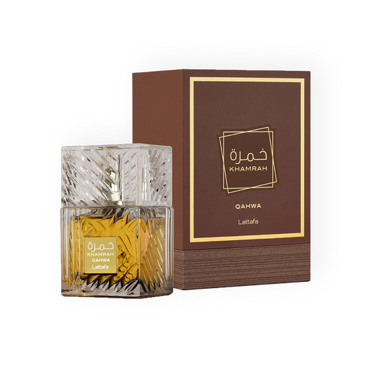 Eau de Parfum Khamrah Qahwa 100ml de Lattafa, présentée dans un flacon en verre texturé au design luxueux, accompagné d'une boîte marron élégante ornée de détails dorés et d'une base en bois raffiné.