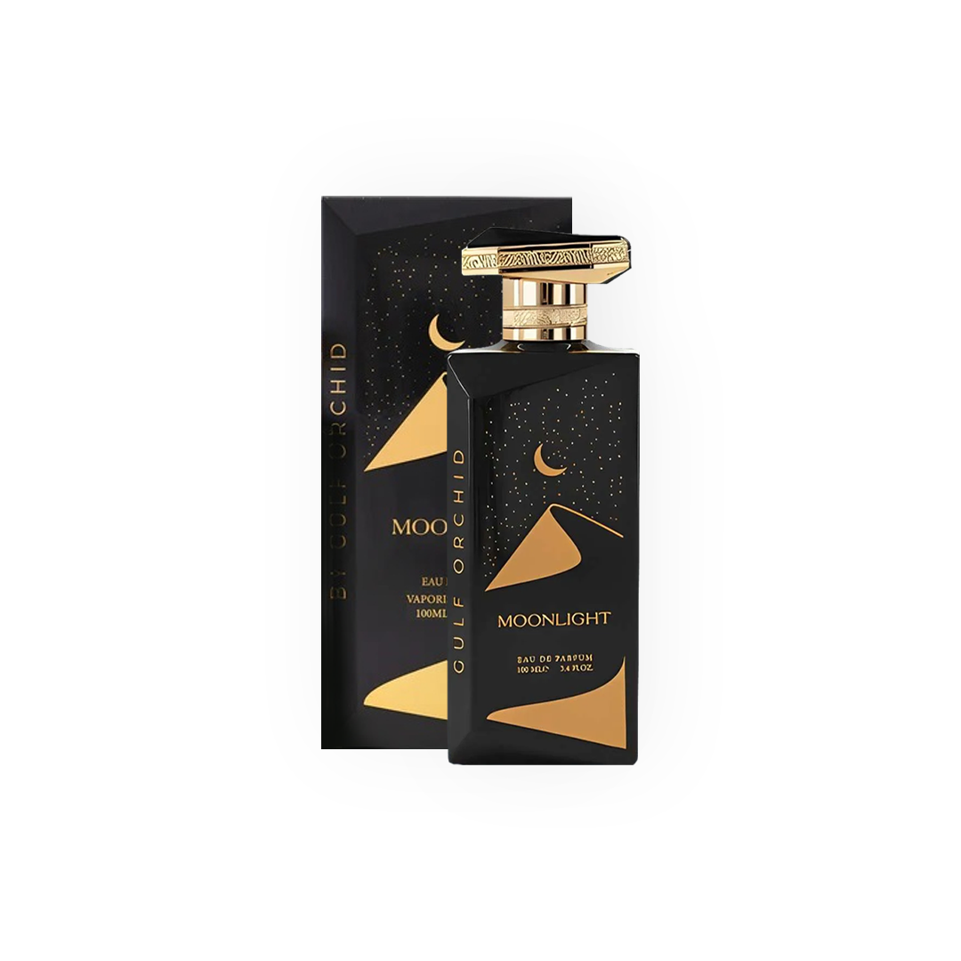 Parfum Moonlight 100ml - Gulf Orchid. Flacon noir sophistiqué avec des détails dorés représentant une lune et des dunes étoilées, bouchon doré sculpté pour une finition luxueuse. Accompagné d'une boîte noire assortie aux accents dorés. Eau de parfum aux notes orientales et boisées, parfaite pour une fragrance envoûtante, élégante et intemporelle.