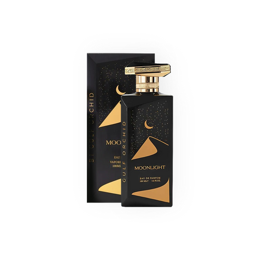 Parfum Moonlight 100ml - Gulf Orchid. Flacon noir sophistiqué avec des détails dorés représentant une lune et des dunes étoilées, bouchon doré sculpté pour une finition luxueuse. Accompagné d'une boîte noire assortie aux accents dorés. Eau de parfum aux notes orientales et boisées, parfaite pour une fragrance envoûtante, élégante et intemporelle.