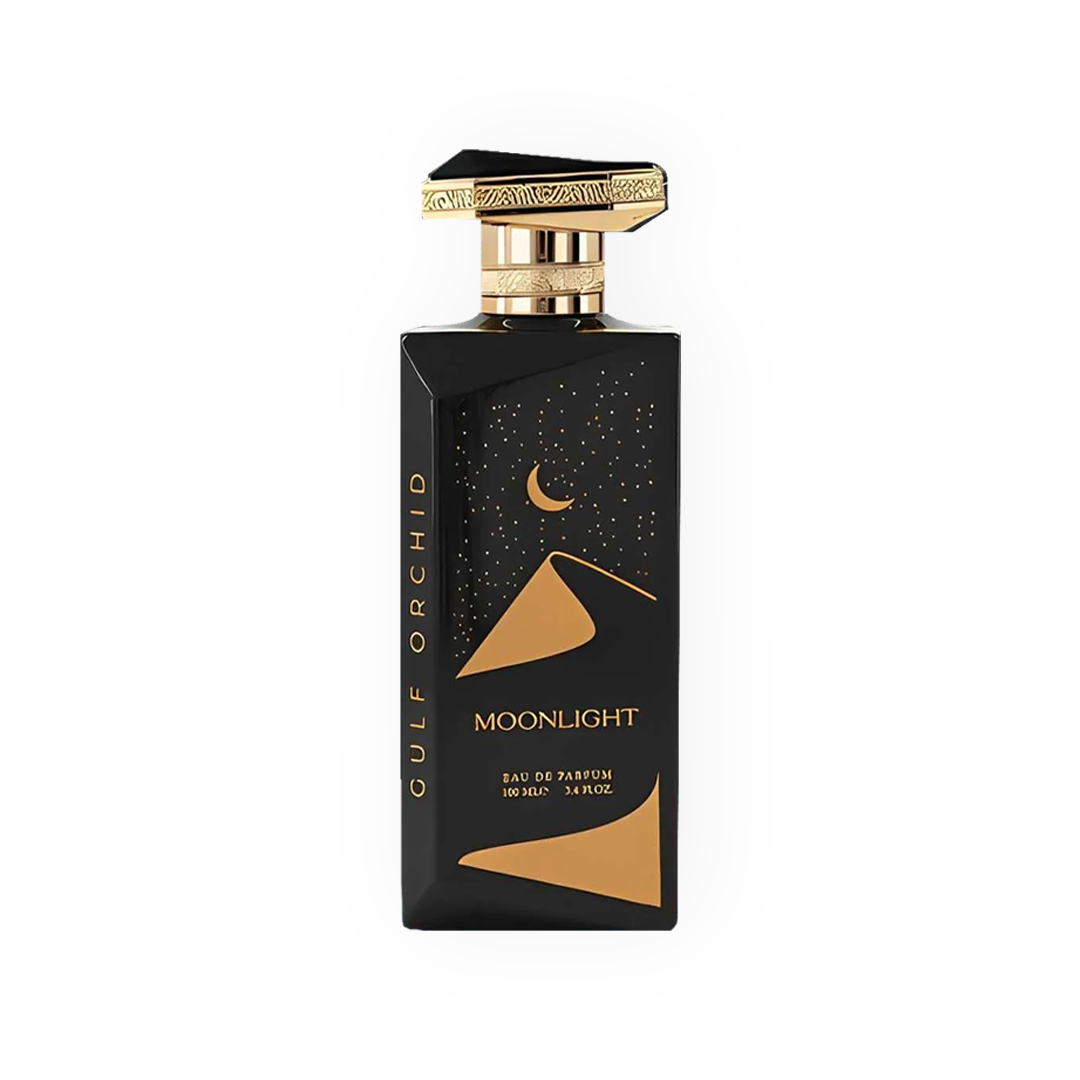 Parfum Moonlight 100ml - Gulf Orchid. Flacon noir sophistiqué avec des détails dorés représentant une lune et des dunes étoilées, bouchon doré sculpté pour une finition luxueuse. Accompagné d'une boîte noire assortie aux accents dorés. Eau de parfum aux notes orientales et boisées, parfaite pour une fragrance envoûtante, élégante et intemporelle.