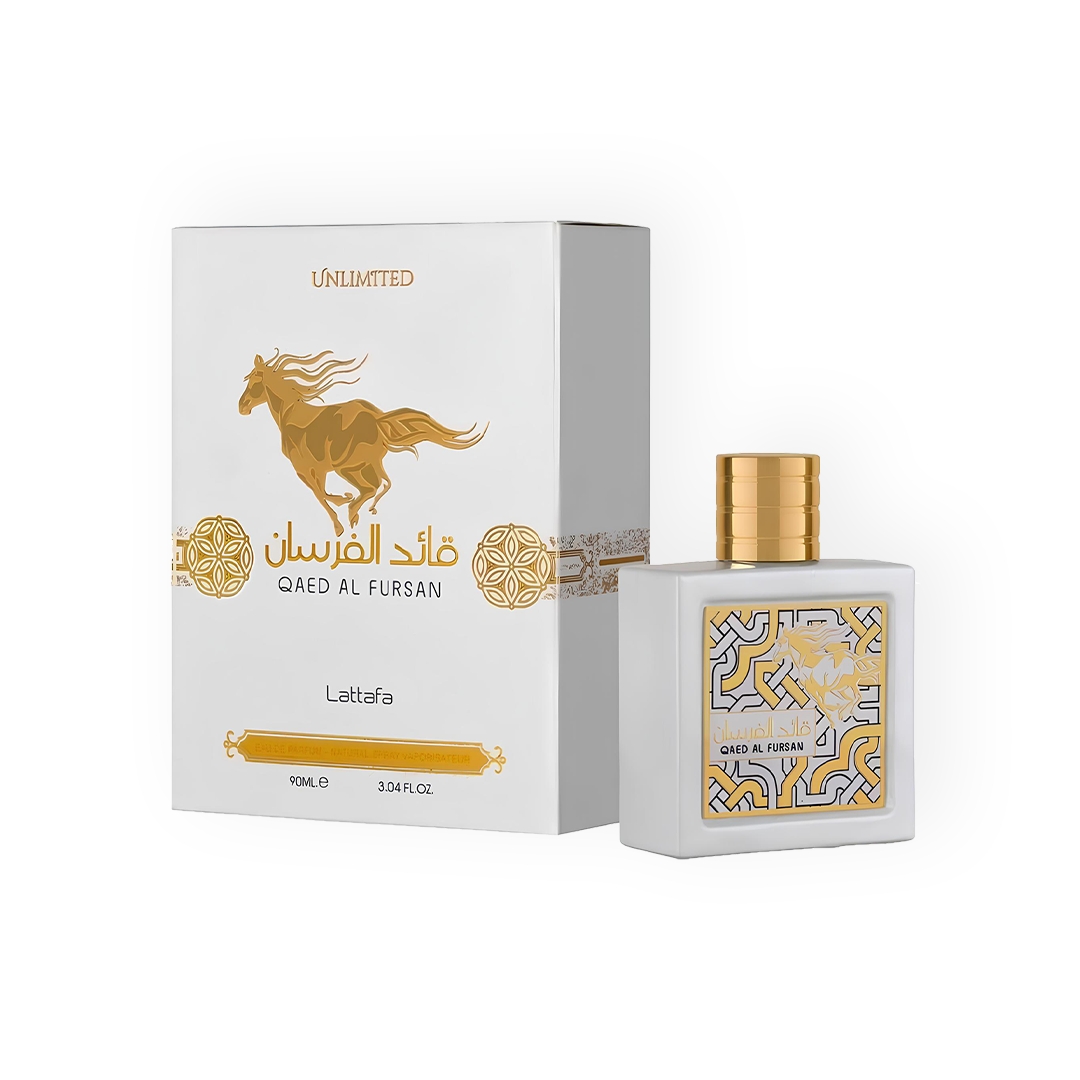 Eau de Parfum Qaed Al Fursan White 90ml de Lattafa, présentée dans un flacon blanc élégant avec des détails dorés raffinés, accompagnée d’une boîte blanche ornée d’un motif de cheval doré et de décorations luxueuses.