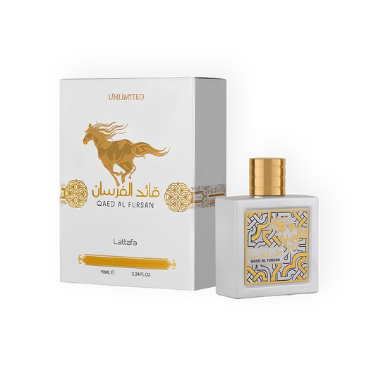 Eau de Parfum Qaed Al Fursan White 90ml de Lattafa, présentée dans un flacon blanc élégant avec des détails dorés raffinés, accompagnée d’une boîte blanche ornée d’un motif de cheval doré et de décorations luxueuses.