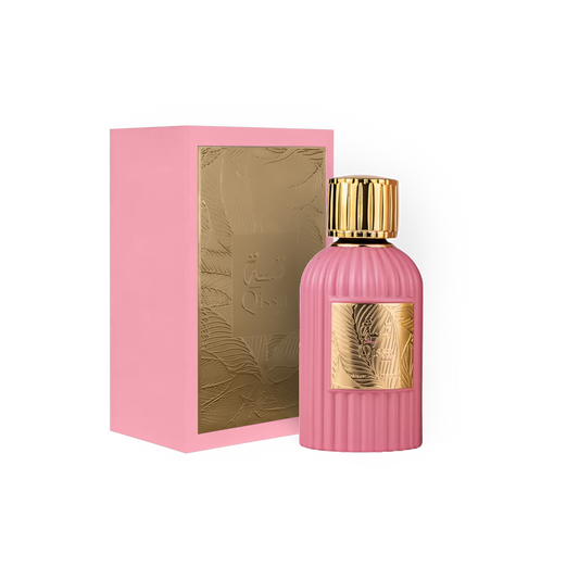 Flacon de parfum Qissa 100ml - Paris Corner, de couleur rose avec un design élégant et des détails dorés, présenté avec son coffret assorti, mettant en avant un style raffiné et luxueux.