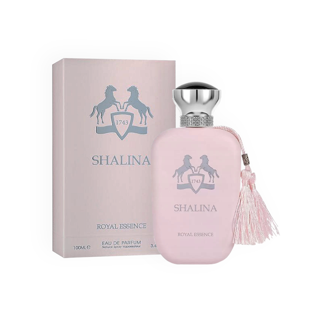 Packshot du parfum Shalina Royal Essence 1983, 100ml, Fragrance World, comprenant une élégante boîte rose avec des détails argentés et une bouteille assortie ornée d’un pompon raffiné.