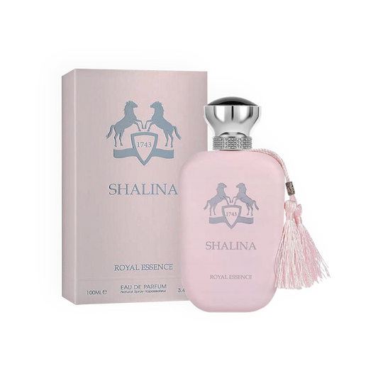 Packshot du parfum Shalina Royal Essence 1983, 100ml, Fragrance World, comprenant une élégante boîte rose avec des détails argentés et une bouteille assortie ornée d’un pompon raffiné.