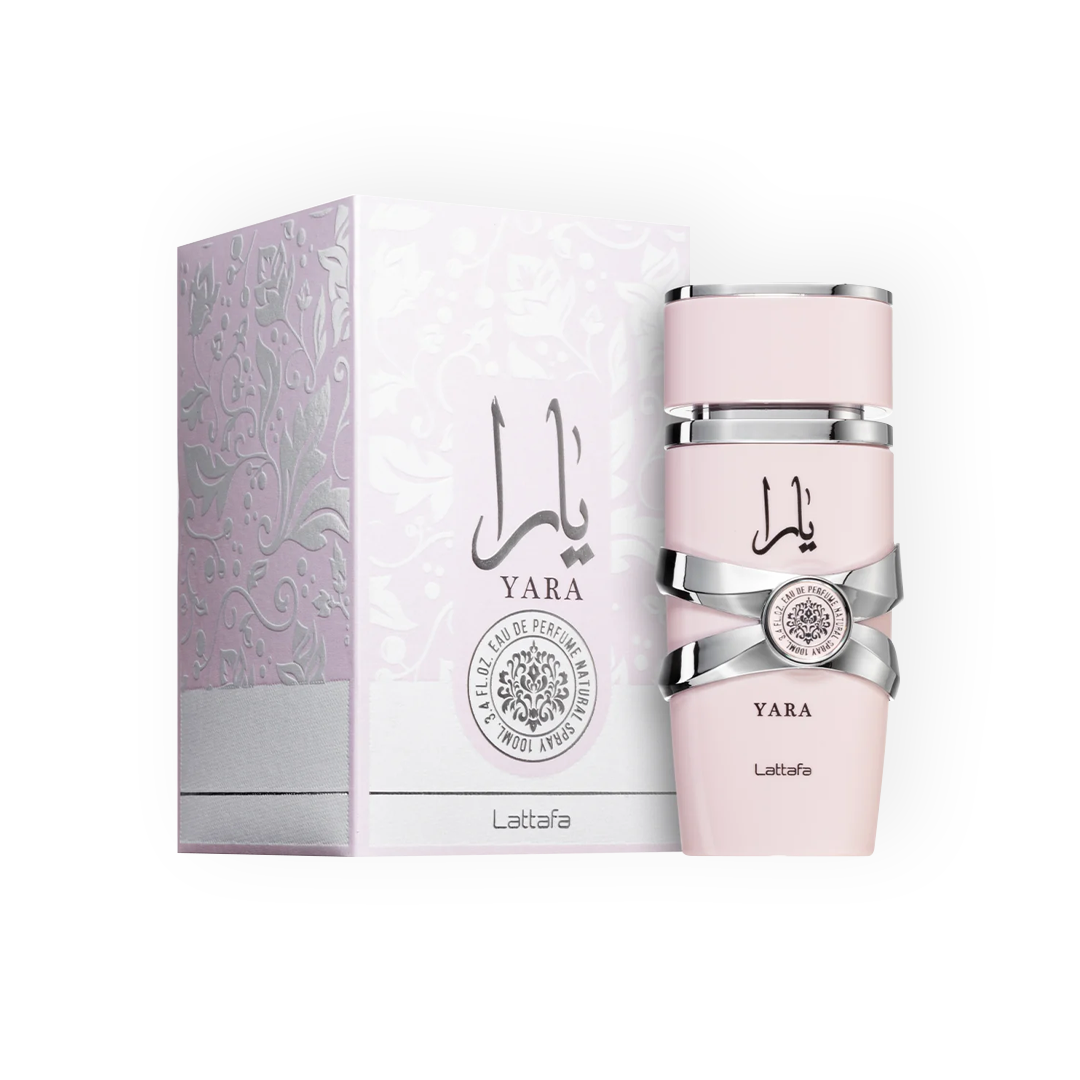 Eau de Parfum Yara 100ml de Lattafa, présentée dans un flacon rose pastel orné de détails argentés élégants, accompagnée d’une boîte raffinée aux motifs floraux argentés.