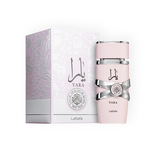 Eau de Parfum Yara 100ml de Lattafa, présentée dans un flacon rose pastel orné de détails argentés élégants, accompagnée d’une boîte raffinée aux motifs floraux argentés.