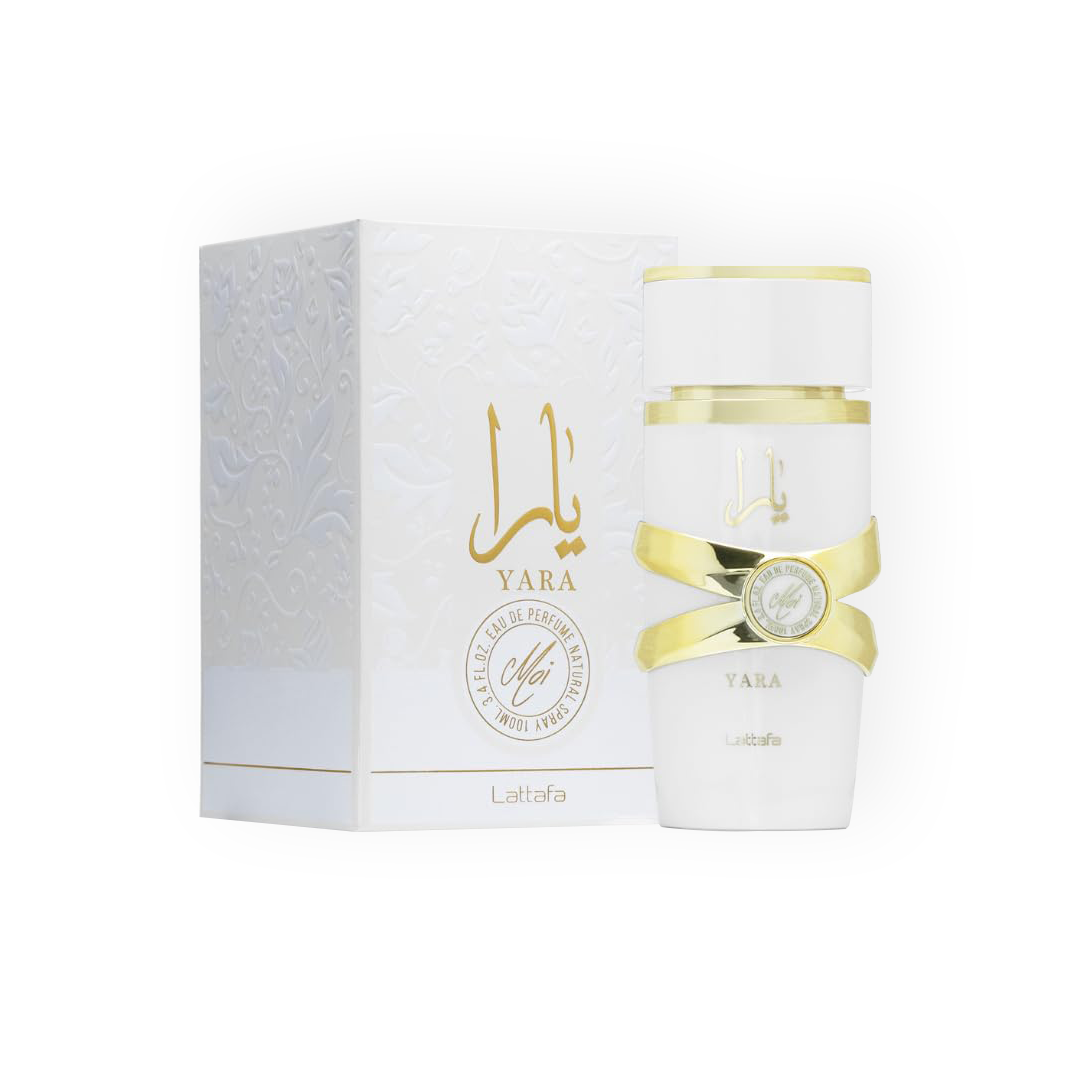 Eau de Parfum Yara Moi 100ml de Lattafa, présentée dans un flacon blanc élégant orné de détails dorés sophistiqués, accompagnée d’une boîte raffinée aux motifs floraux en relief et accents dorés.