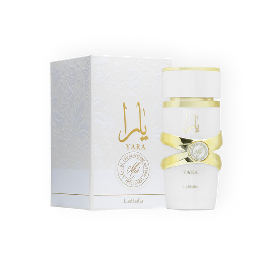 Eau de Parfum Yara Moi 100ml de Lattafa, présentée dans un flacon blanc élégant orné de détails dorés sophistiqués, accompagnée d’une boîte raffinée aux motifs floraux en relief et accents dorés.