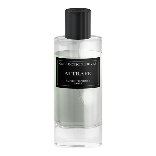 Un élégant flacon de parfum translucide contenant une fragrance verte et rafraîchissante, signé Collection Privée, Édition Intense.